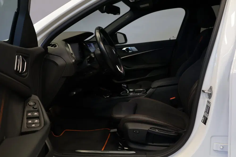 BMW 1-serie 118i Sport Business uit 2021, foto 15