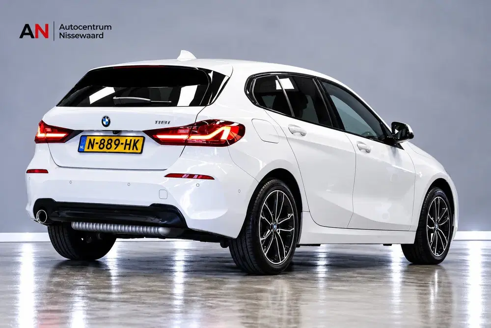 BMW 1-serie 118i Sport Business uit 2021, foto 2