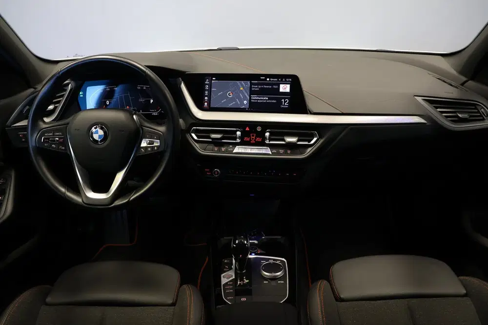BMW 1-serie 118i Sport Business uit 2021, foto 3