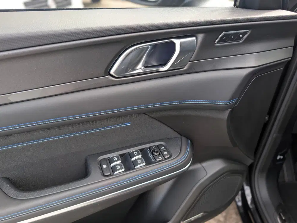 Lynk & Co 01 1.5 BLACK PACK PANO uit 2023, foto 11