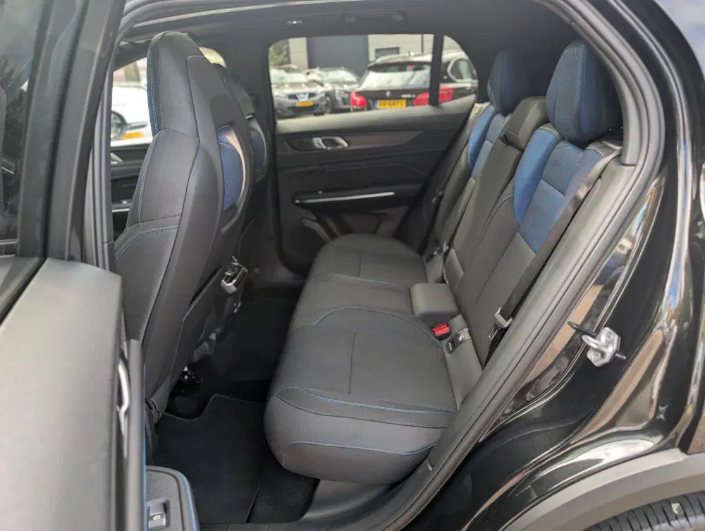Lynk & Co 01 1.5 BLACK PACK PANO uit 2023, foto 15