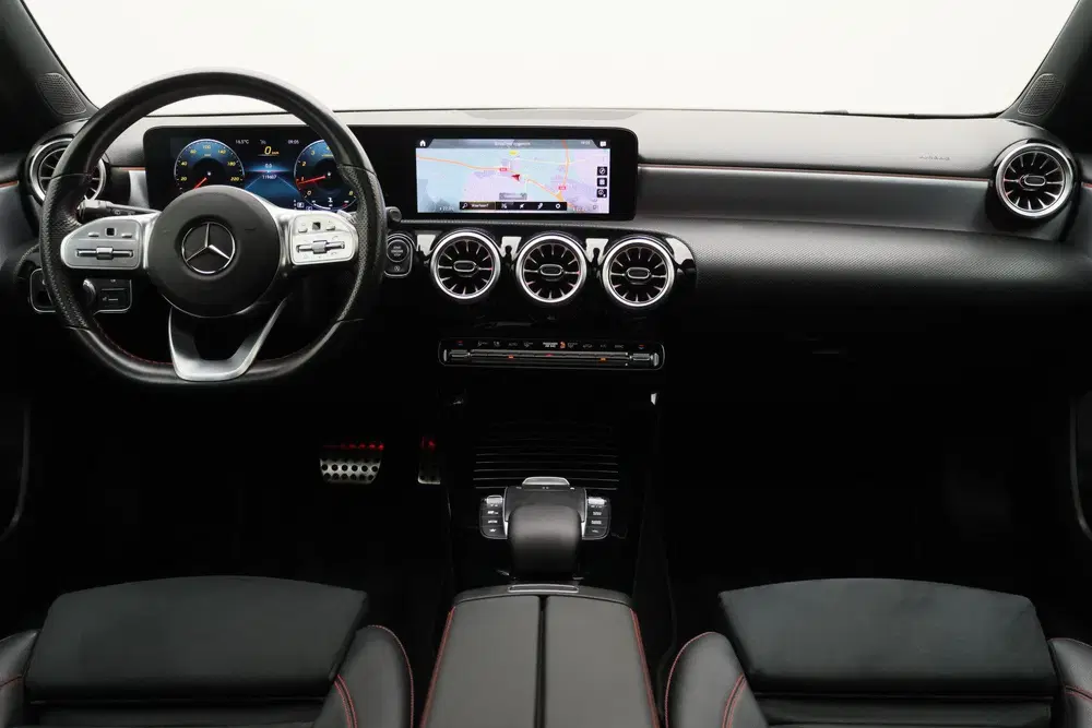 Mercedes-Benz A-Klasse 180 Business Solution AMG Panoramadak uit 2021, foto 2