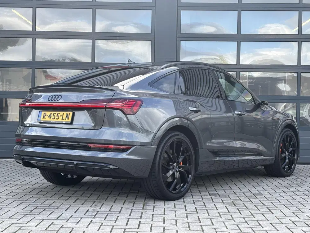 Audi e-tron 55 408pk quattro S edition 95 kWh uit 2021, foto 2