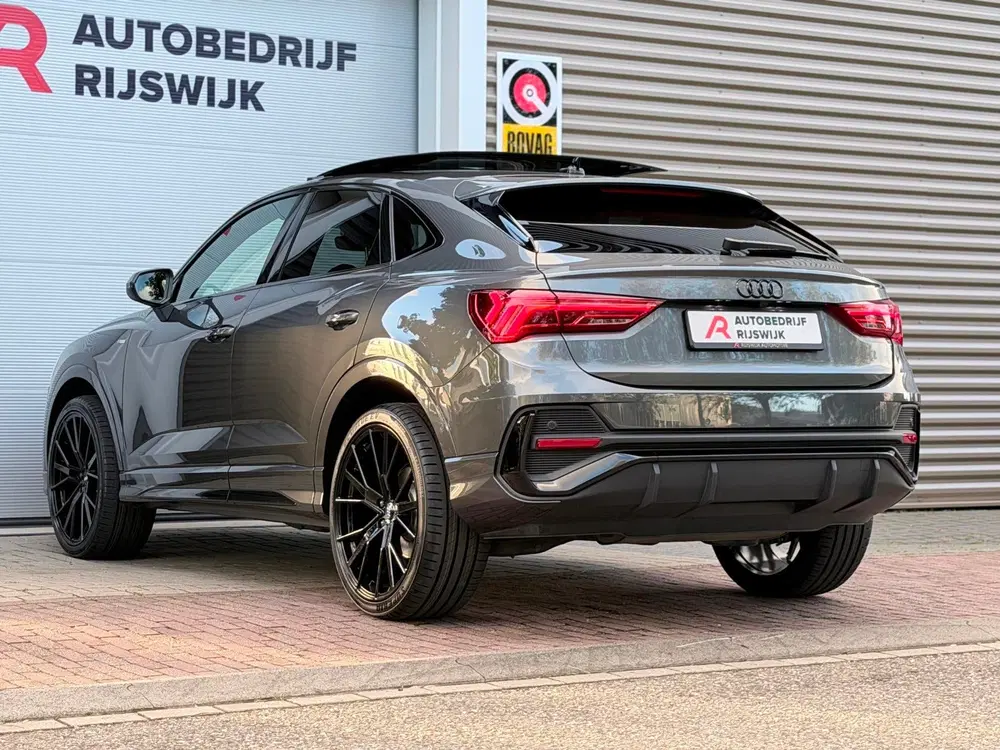 Audi Q3 35 TFSI S Edition Competition Pano uit 2024, foto 8