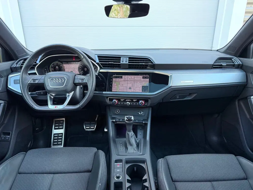 Audi Q3 45 TFSI e S Edition Pano uit 2023, foto 10