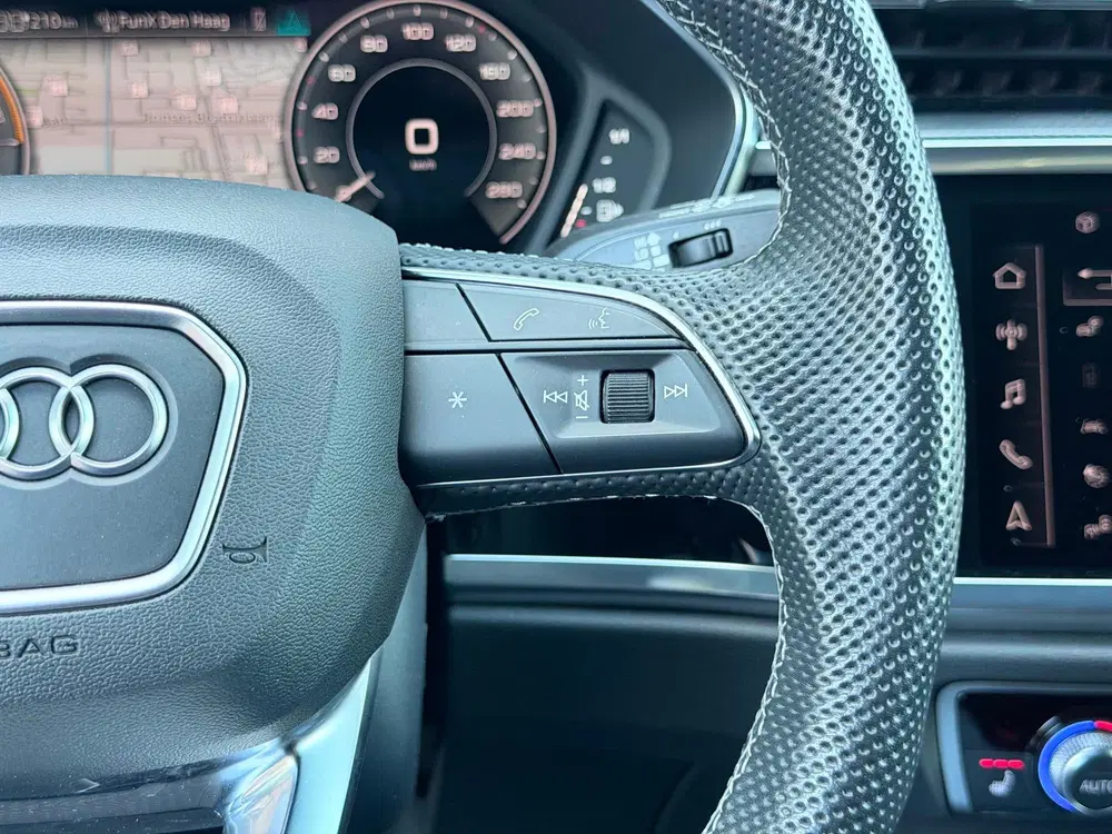 Audi Q3 45 TFSI e S Edition Pano uit 2023, foto 15