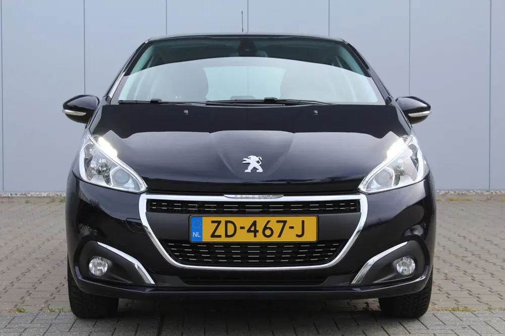 Peugeot 208 1.2 PureTech Signature uit 2019, foto 2