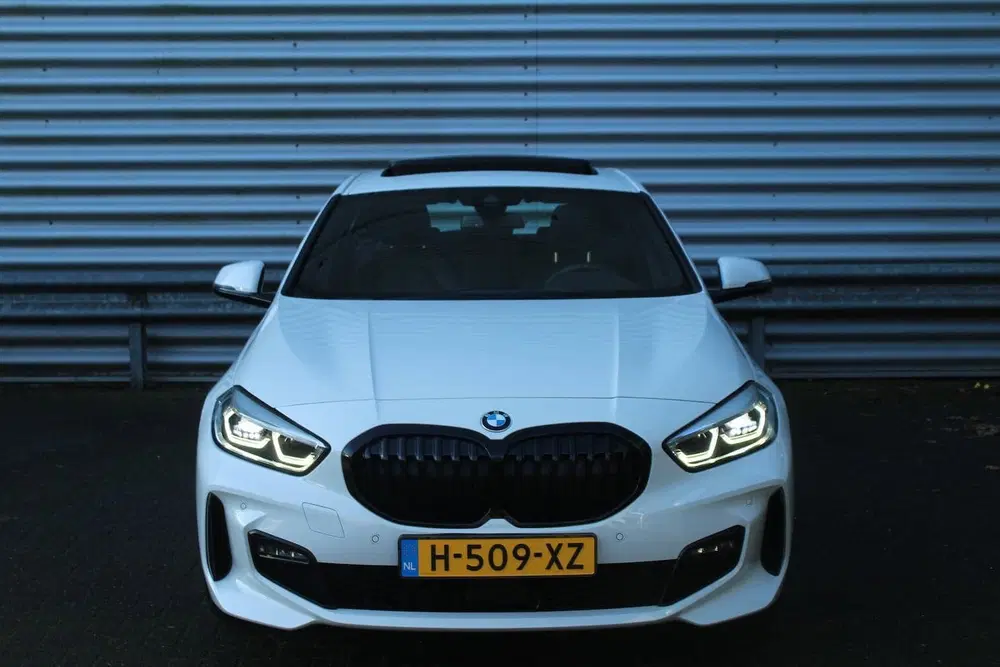 BMW 1-serie 118i 141pk High Executive Edition AUTOMAAT uit 2020, foto 2