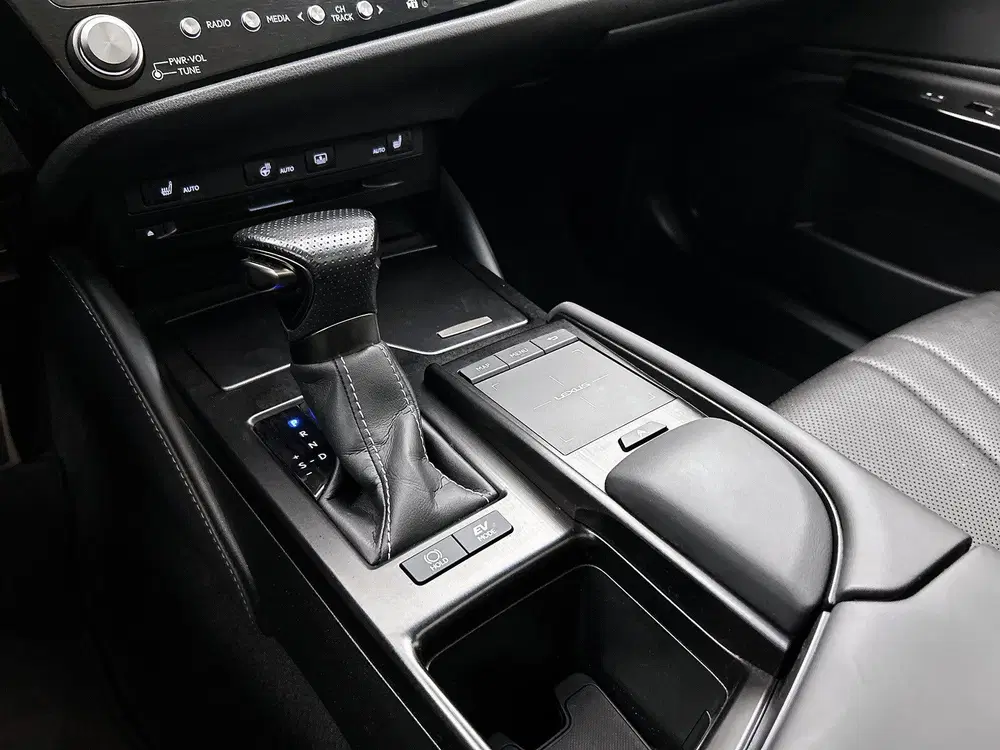 Lexus ES 300h F Sport Line uit 2022, foto 14