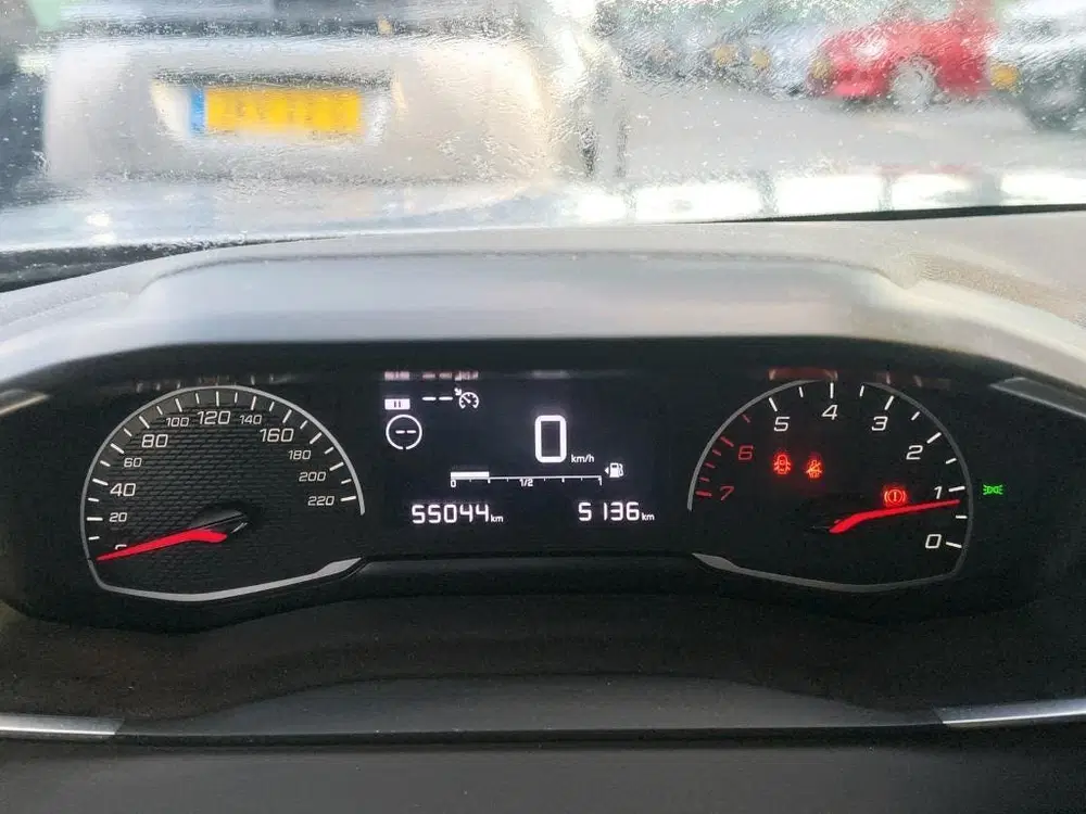 Peugeot 2008 1.2 PureTech Active uit 2021, foto 5