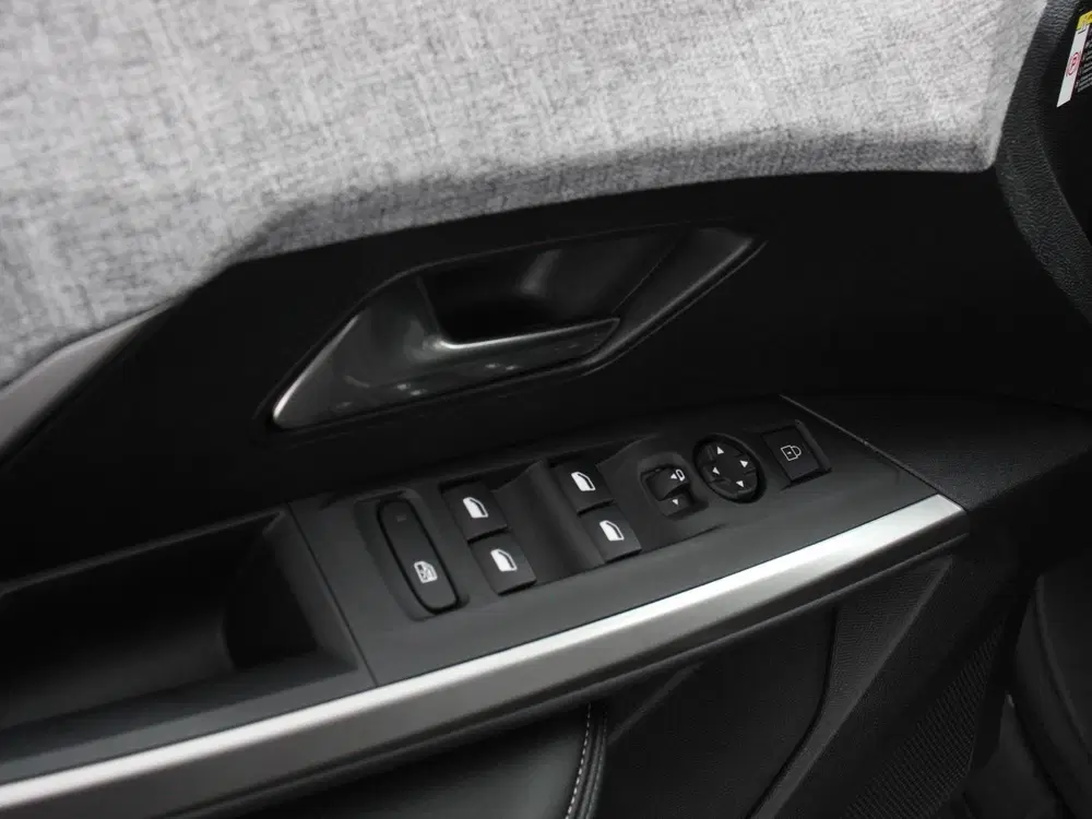 Peugeot 5008 1.2 Hybrid 145pk Automaat Allure 7 Persoon uit 2025, foto 13