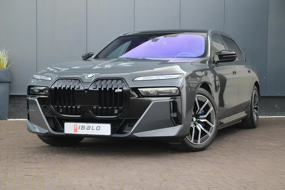 BMW 7-serie M760e xDrive M-Sport Pro uit 2023, foto 2