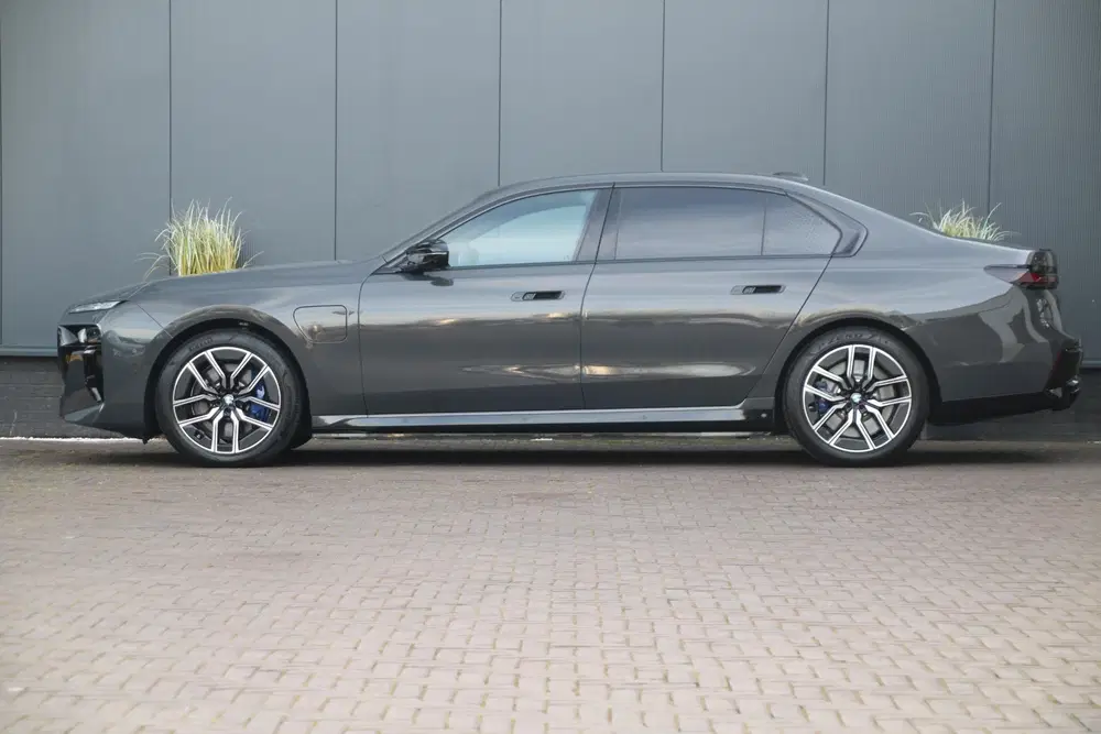 BMW 7-serie M760e xDrive M-Sport Pro uit 2023, foto 4
