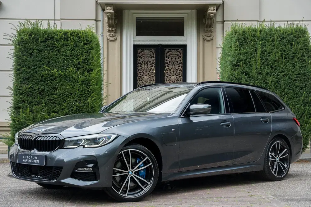 BMW 3-serie 330e xDrive M-Sport TREKHAAK uit 2021