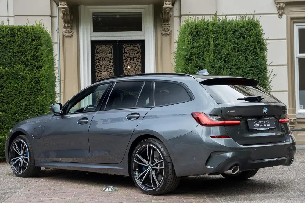 BMW 3-serie 330e xDrive M-Sport TREKHAAK uit 2021, foto 2