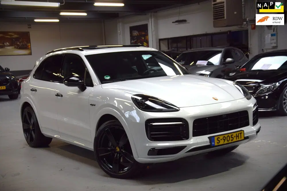Porsche Cayenne 3.0 E-Hybrid Platinum Edition Navi uit 2023