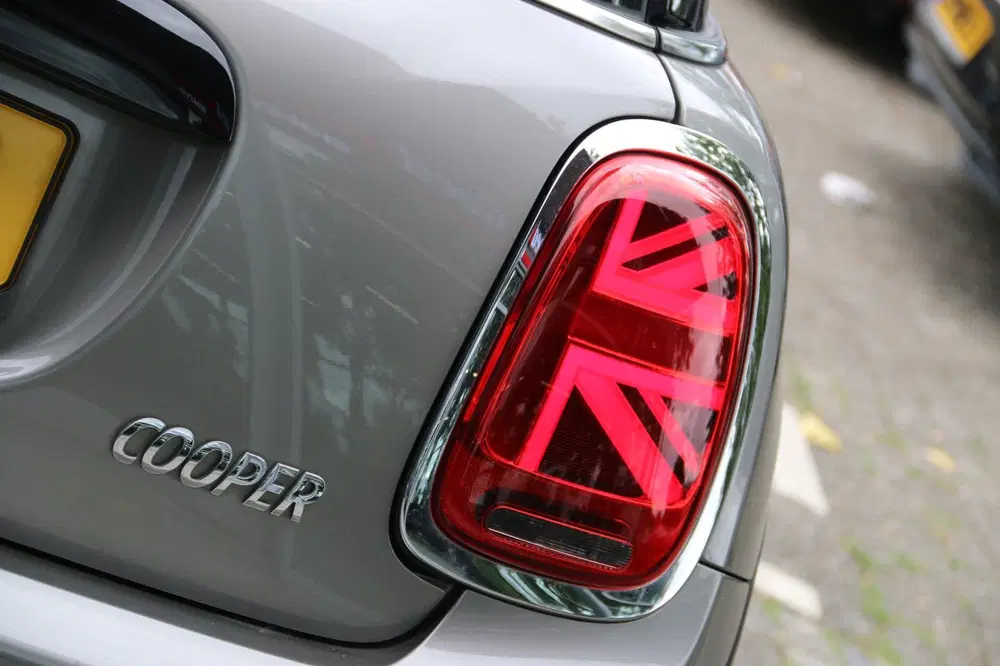 Mini Cooper 1.5 Cooper Chili DEALER OND NL-AUTO NAP LE uit 2020, foto 6