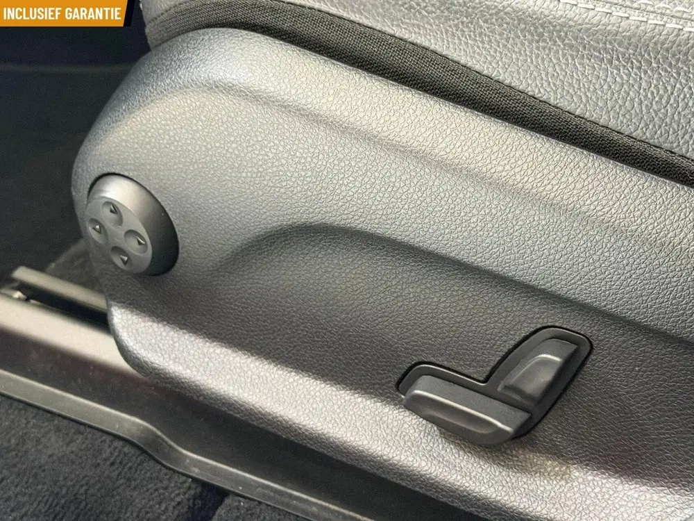 Mercedes-Benz GLC Mercedes GLC-klasse 300e 4MATIC AMG 320PK uit 2022, foto 13