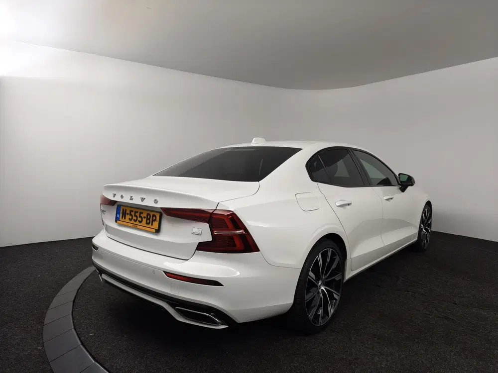 Volvo S60 2.0 Recharge T6 AWD R-Design DEALER ONDERH uit 2021, foto 2