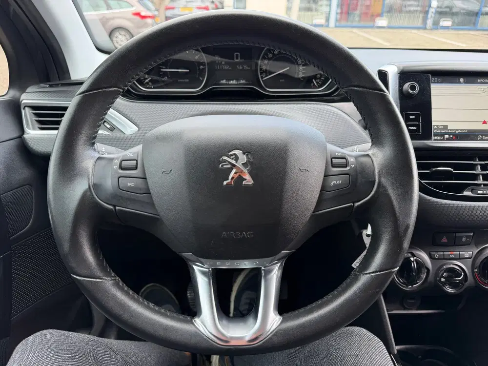 Peugeot 2008 1.2 PureTech Signature uit 2019, foto 10