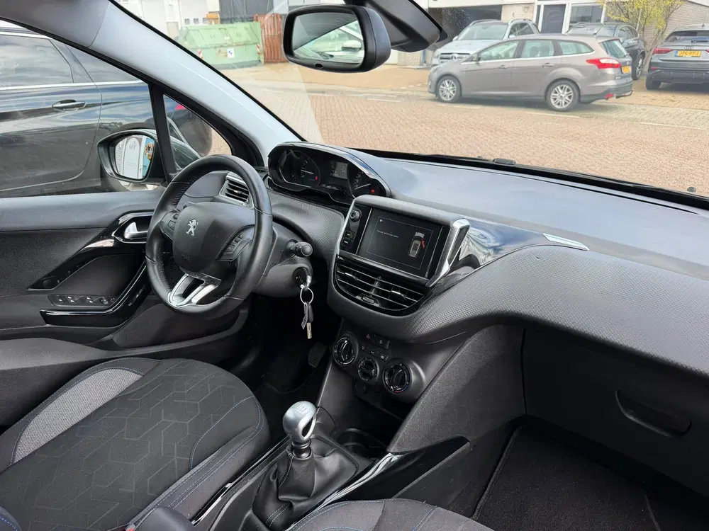 Peugeot 2008 1.2 PureTech Signature uit 2019, foto 11