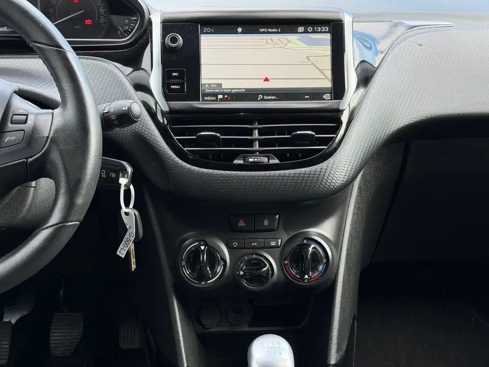 Peugeot 2008 1.2 PureTech Signature uit 2019, foto 12