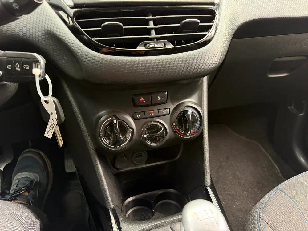 Peugeot 2008 1.2 PureTech Signature uit 2019, foto 15