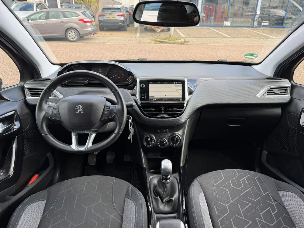 Peugeot 2008 1.2 PureTech Signature uit 2019, foto 2