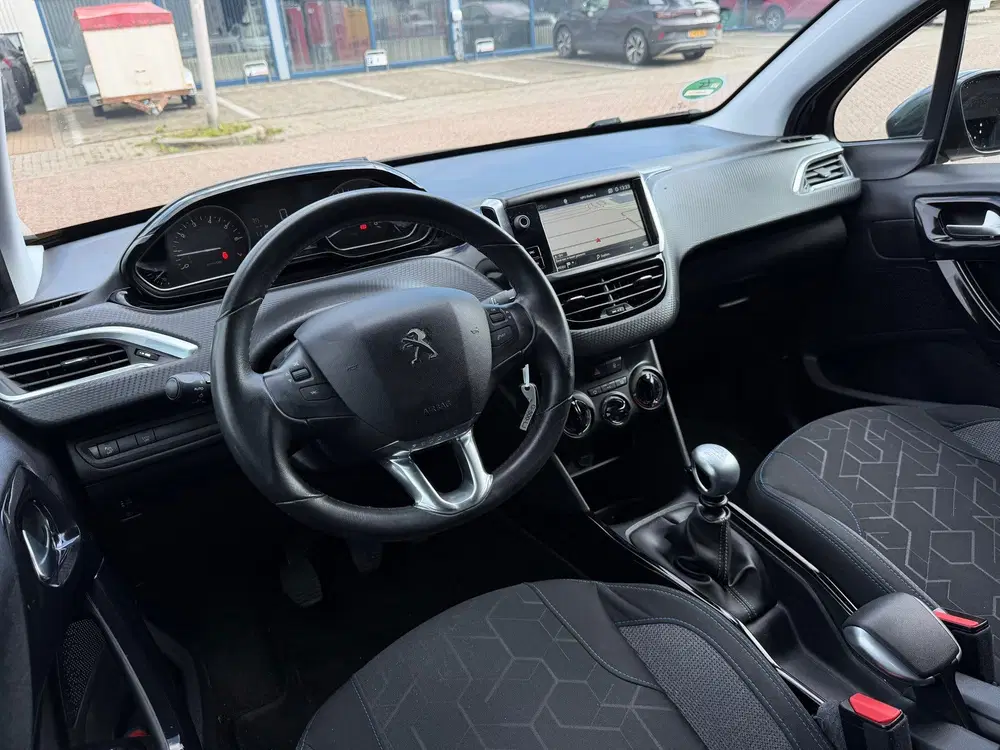 Peugeot 2008 1.2 PureTech Signature uit 2019, foto 9