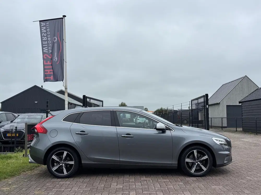 Volvo V40 1.5 T3 Polar+ Sport R-Design trekhaak lede uit 2019, foto 2