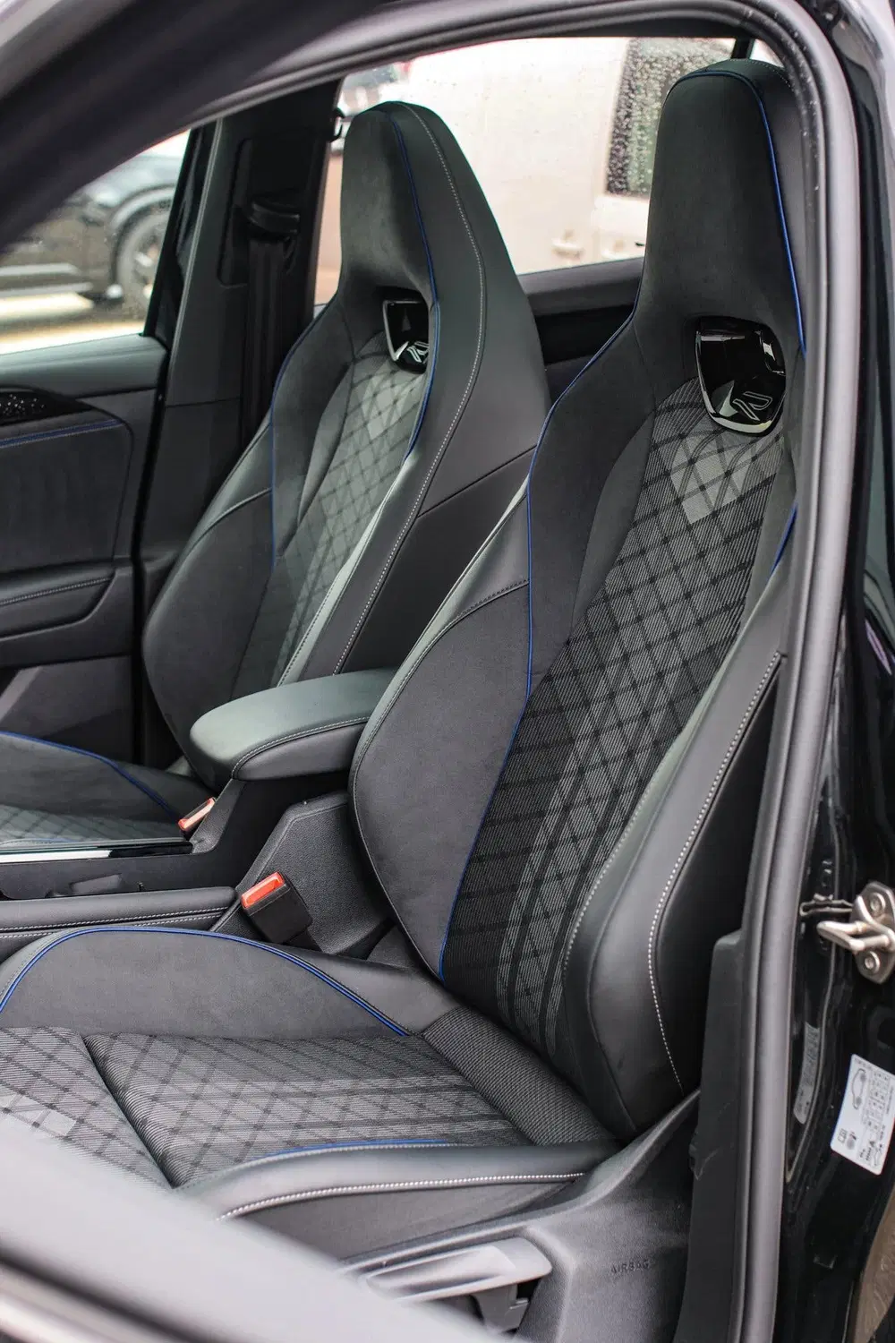Volkswagen Tiguan 1.5 eTSI R-Line *Pano*H uit 2026, foto 4