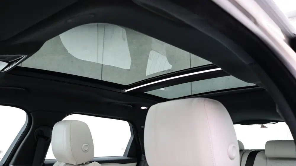 Land Rover Range Rover Velar 2.0 P400e R-Dynamic SE uit 2022, foto 8