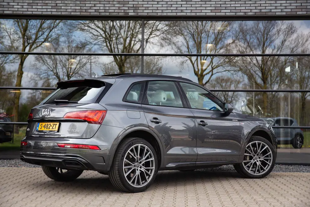 Audi Q5 55 TFSI e S edition uit 2021, foto 2