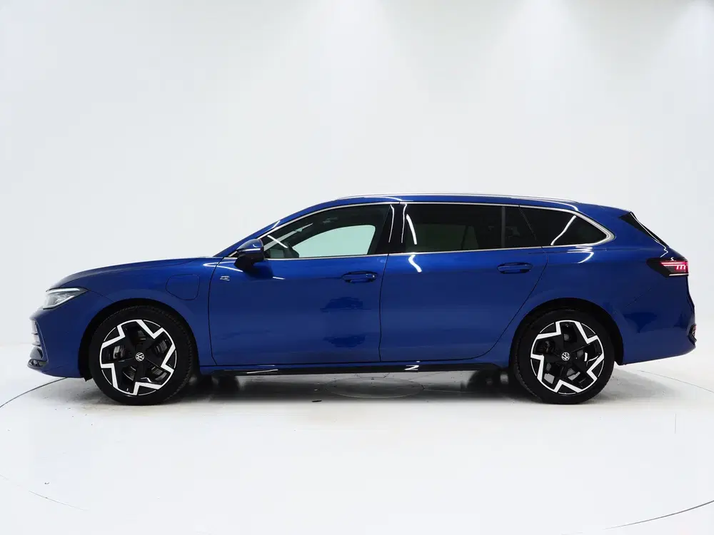 Volkswagen Passat 1.5 eHybrid R-Line Black uit 2025, foto 2