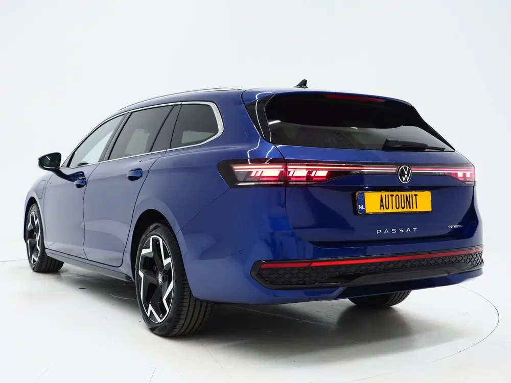 Volkswagen Passat 1.5 eHybrid R-Line Black uit 2025, foto 3