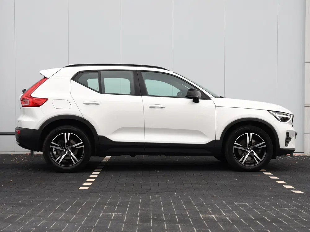 Volvo XC40 2.0 B4 Plus Dark 197 pk uit 2024, foto 2
