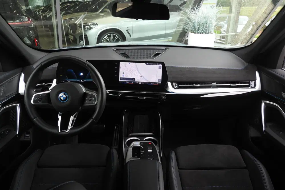 BMW iX1 eDrive20 M Sport uit 2025, foto 3