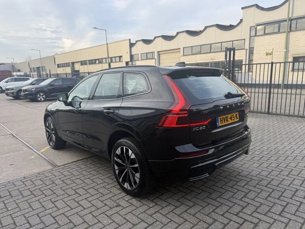 Volvo XC60 T6 AWD Ultra Dark uit 2025, foto 3