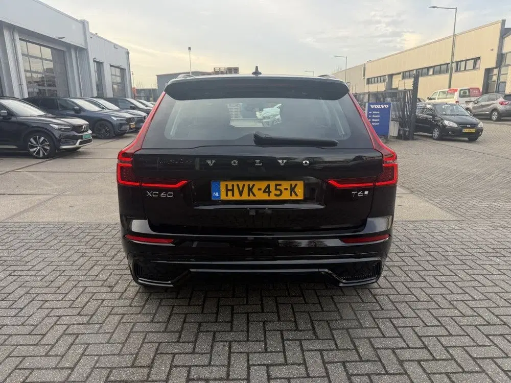 Volvo XC60 T6 AWD Ultra Dark uit 2025, foto 4