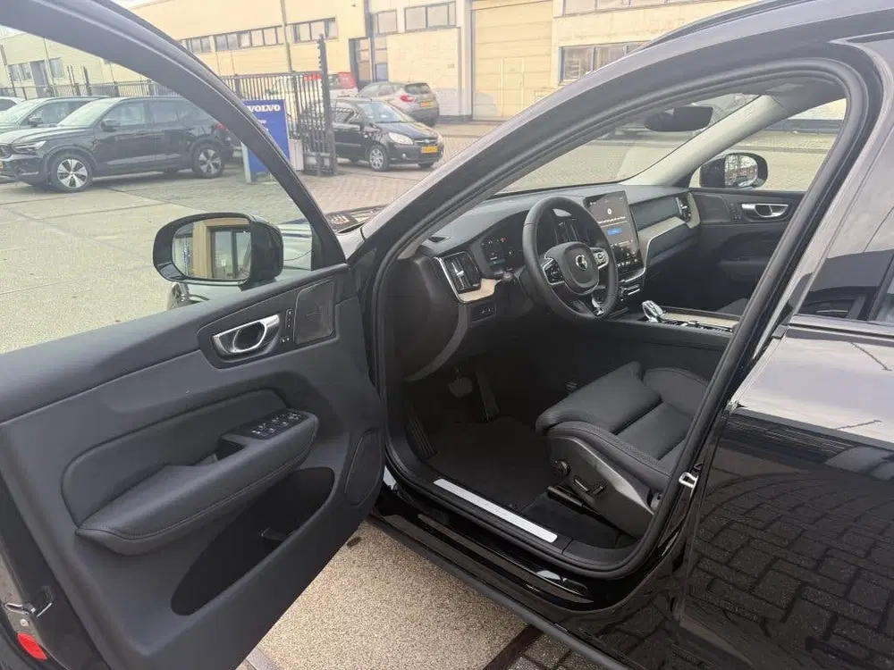 Volvo XC60 T6 AWD Ultra Dark uit 2025, foto 9