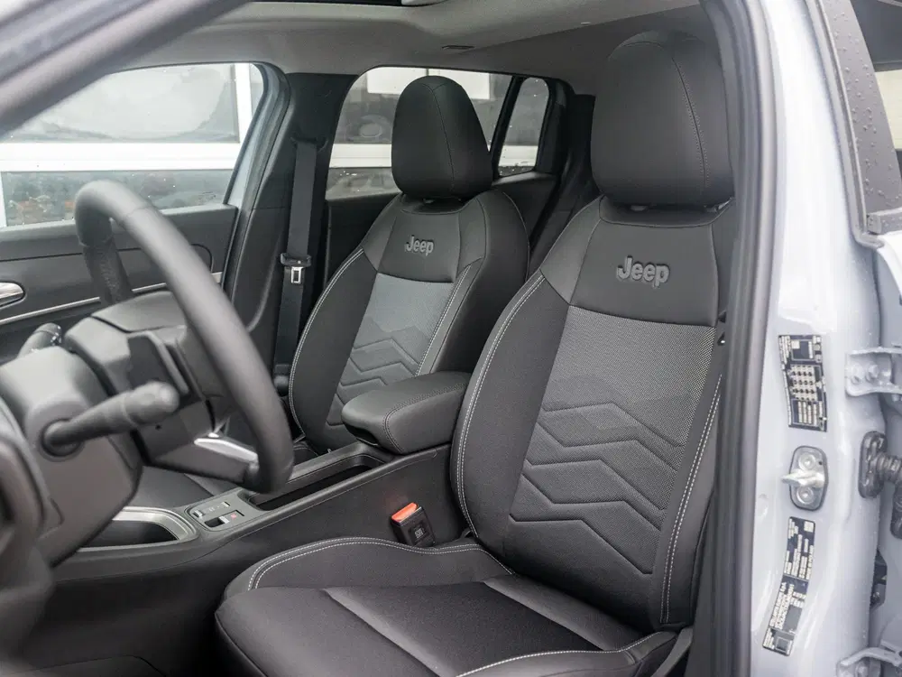 Jeep Avenger 1.2 e-Hybrid Summit uit 2025, foto 10