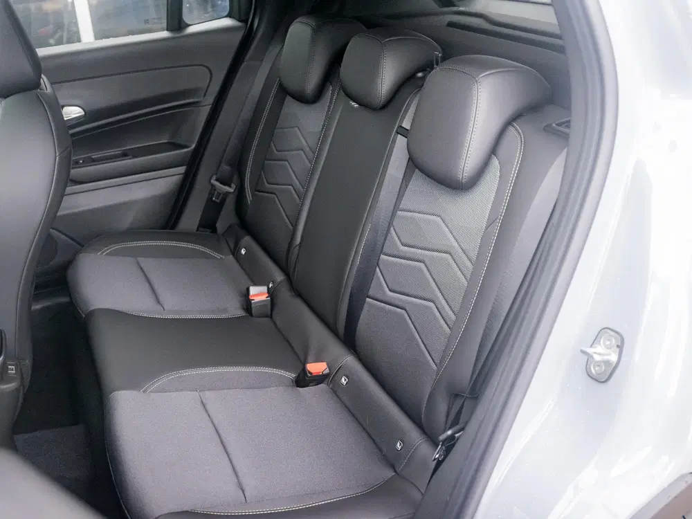 Jeep Avenger 1.2 e-Hybrid Summit uit 2025, foto 11