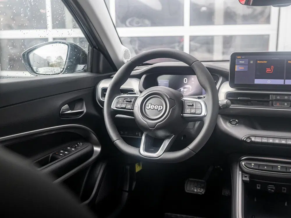 Jeep Avenger 1.2 e-Hybrid Summit uit 2025, foto 13