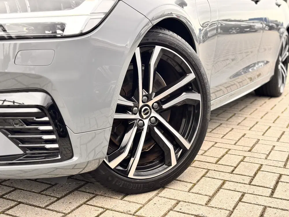 Volvo V90 T6 Plug-in Hybrid AWD Plus Dark uit 2023, foto 12