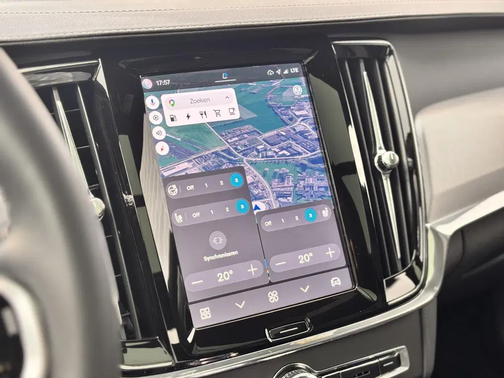 Volvo V90 T6 Plug-in Hybrid AWD Plus Dark uit 2023, foto 15