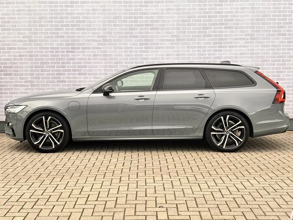 Volvo V90 T6 Plug-in Hybrid AWD Plus Dark uit 2023, foto 2