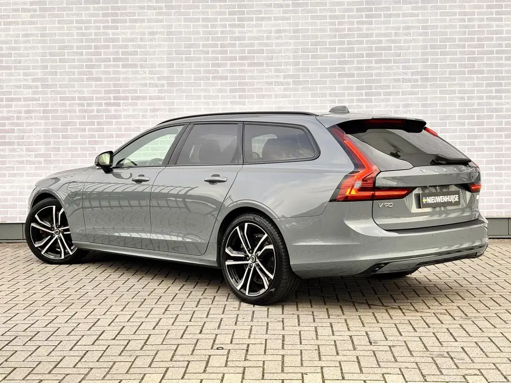 Volvo V90 T6 Plug-in Hybrid AWD Plus Dark uit 2023, foto 3