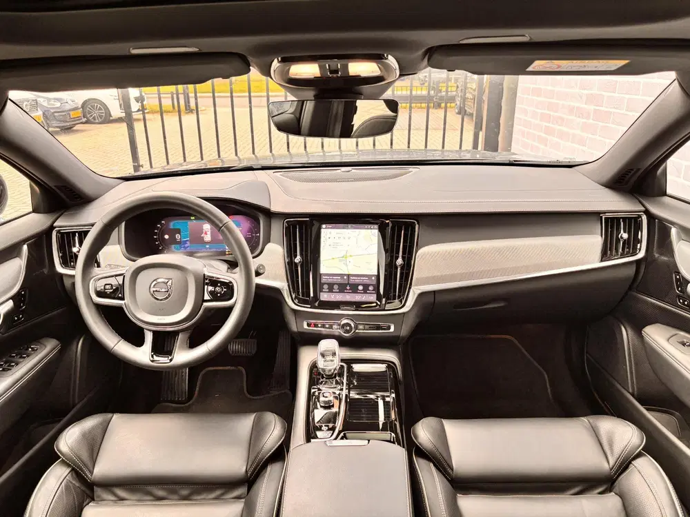 Volvo V90 T6 Plug-in Hybrid AWD Plus Dark uit 2023, foto 6