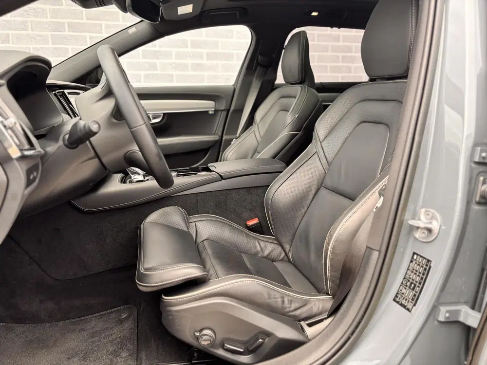 Volvo V90 T6 Plug-in Hybrid AWD Plus Dark uit 2023, foto 7