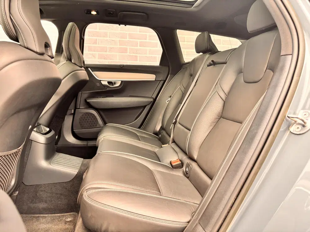 Volvo V90 T6 Plug-in Hybrid AWD Plus Dark uit 2023, foto 8